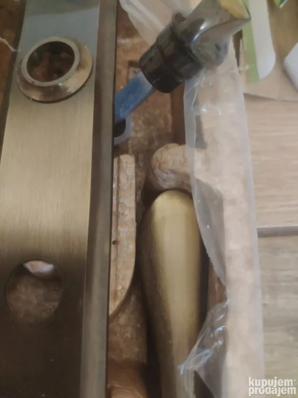 stilska mesingana kvaka za kupatilo sa zakljucavanjem