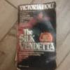 153248788_648cce592665e4-885342462c45a25e830c42c.webp The Silk Vendeta - Victoria Holt