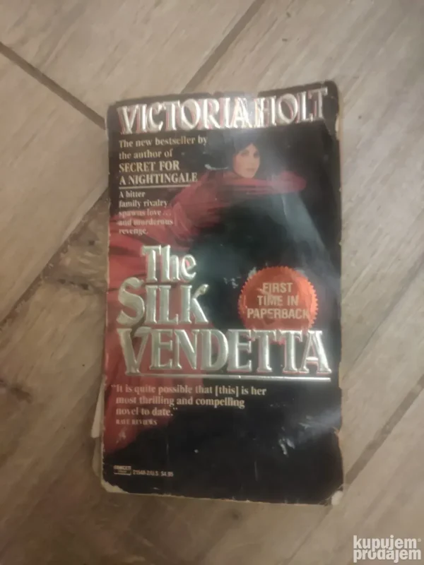 153248788_648cce592665e4-885342462c45a25e830c42c.webp The Silk Vendeta - Victoria Holt