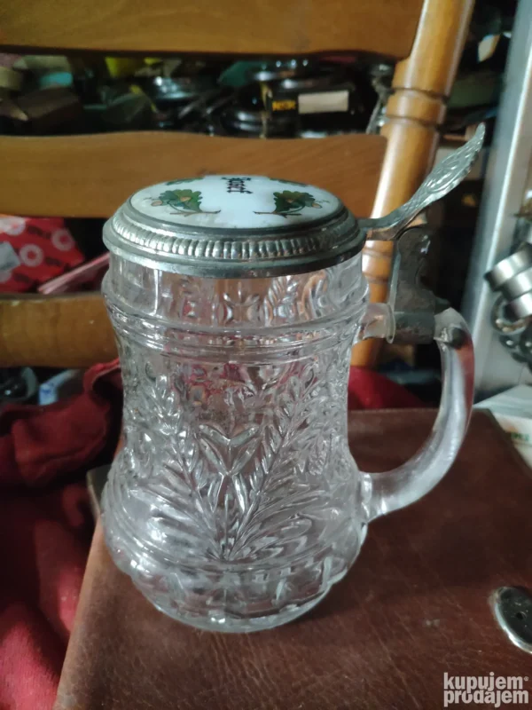 staklena krigla za pivo sa poklopcem od cina