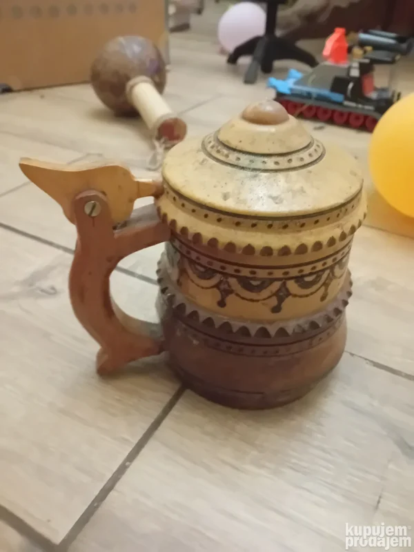 drvena krigla sa poklopcem