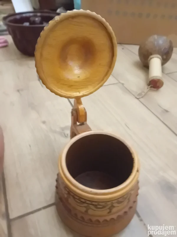 drvena krigla sa poklopcem