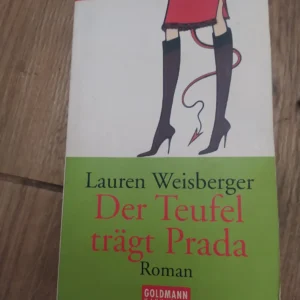 158834692_654182a127be21-94861267IMG_20231031_22.webp Der Teufel Tragt Prada - Lauren Weisberger