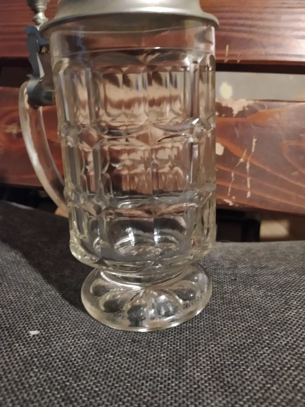 staklena krigla za pivo sa poklopcem od cina sa nozicom