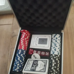 Set zetona sa kartama kockicama za igru u metalnom koferu