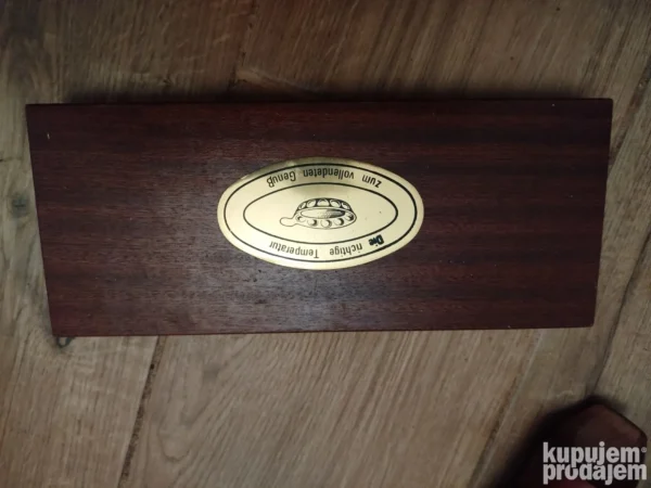 set za kontrolu vina u drvenoj kutiji