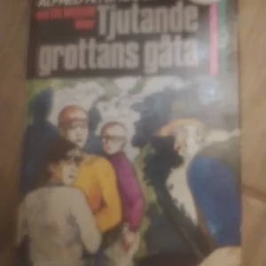 179010476_67e74e5ab856a6-7104810567e74dfbac39b0-.webp Tjutande Grottans Gata - Alfred Hichcock