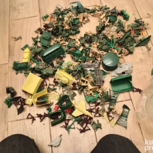 Set vojnika sa opremom u plasticnom kutiji