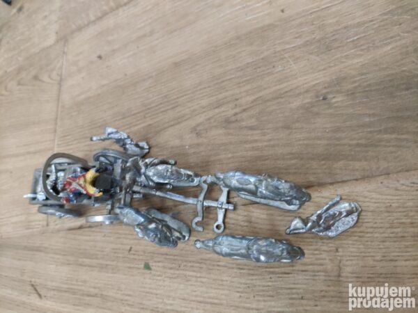 28326037_60c5d43c29c538-72210059IMG_20210613_11.jpg metalne figure sa kolima