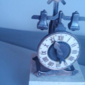 29509967_56a0894935a104-9251964720160121_082129-1-.jpg metalni casovnik na mermernom postolju