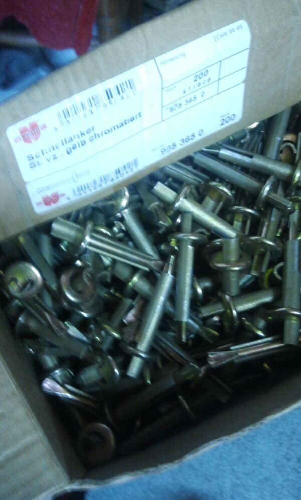metalni tipl na ukucavanje wurth 6x40mm rezervisano