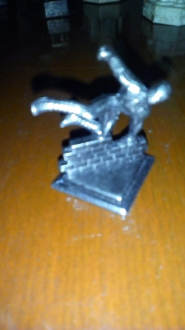 metalna figura spajdermena
