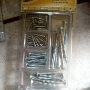 set raznih vijaka za drvo