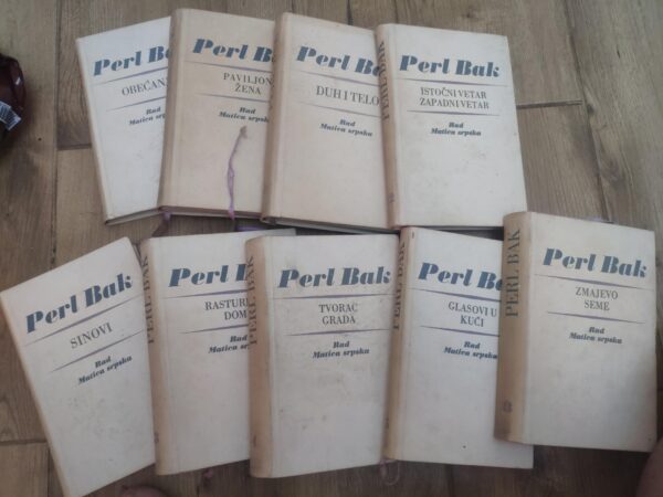 46542369_61b56353a1bdb2-12550908IMG_20211212_03.jpg Perl Bak komplet 10 knjiga tvrd povez