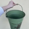 61444272_67dc50da54f606-49881935image1-2-.webp kanta metalna za bastu i dvoriste sa drvenom drskom