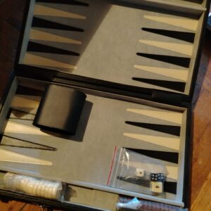 Backgammon u CRNOM koferu