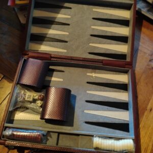 Backgammon u ljubicastom koferu