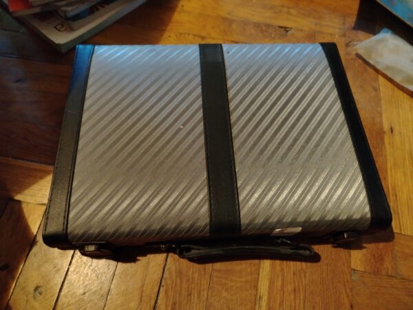 Backgammon u sivom koferu sa ruckom
