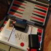 Backgammon u sivom koferu sa ruckom