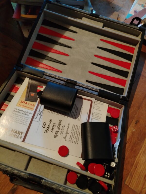Backgammon u sivom koferu sa ruckom
