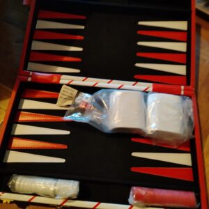 Backgammon u crveno-belom koferu sa ruckom
