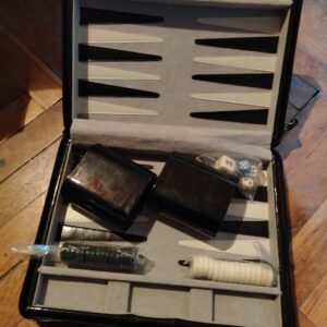 Backgammon u crnom koferu sa bocnom ruckom