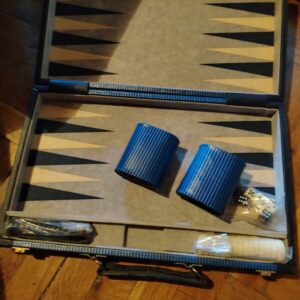 Backgammon u plavom koferu sa ruckom
