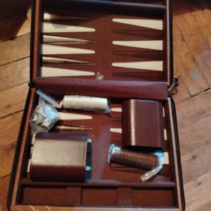 Backgammon u zlatkastom koferu sa bocnom ruckom