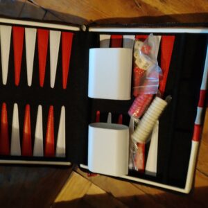 Backgammon u crveno-belom koferu sa bocnom ruckom