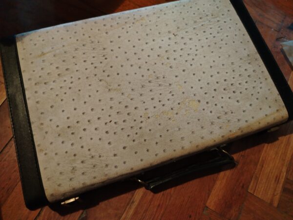 Backgammon u belom koferu sa ruckom