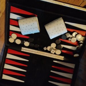 Backgammon u belom koferu sa ruckom
