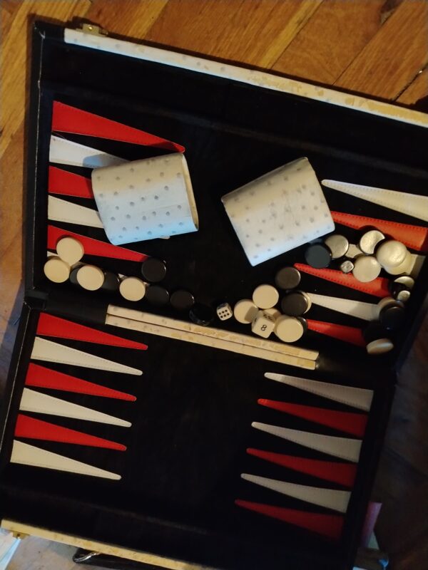 Backgammon u belom koferu sa ruckom