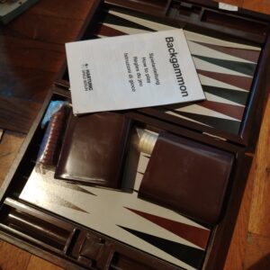 Backgammon u braon koferu