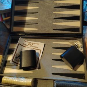 Backgammon drustvena igra u crnom koferu