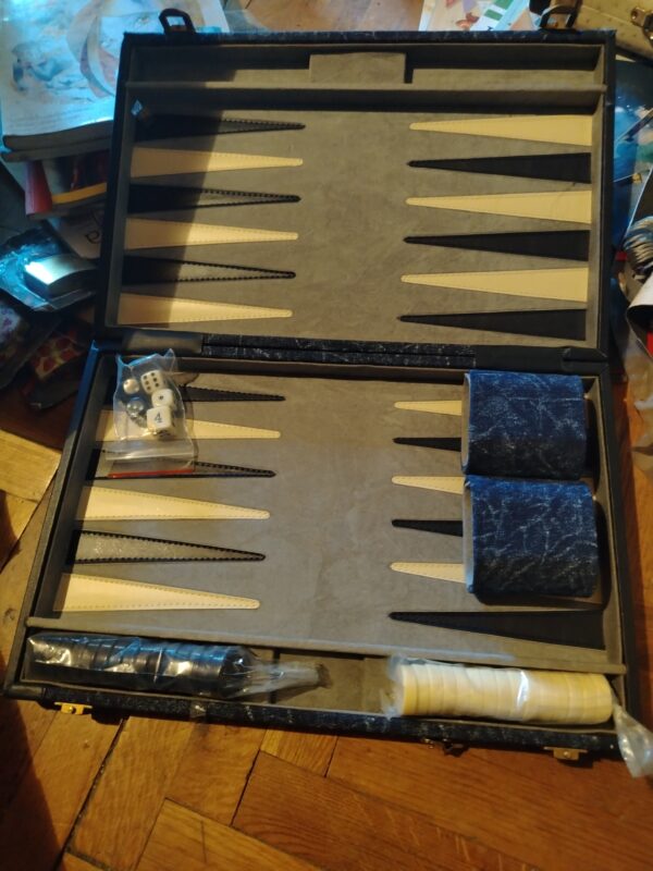 Backgammon drustvena igra u plavom koferu